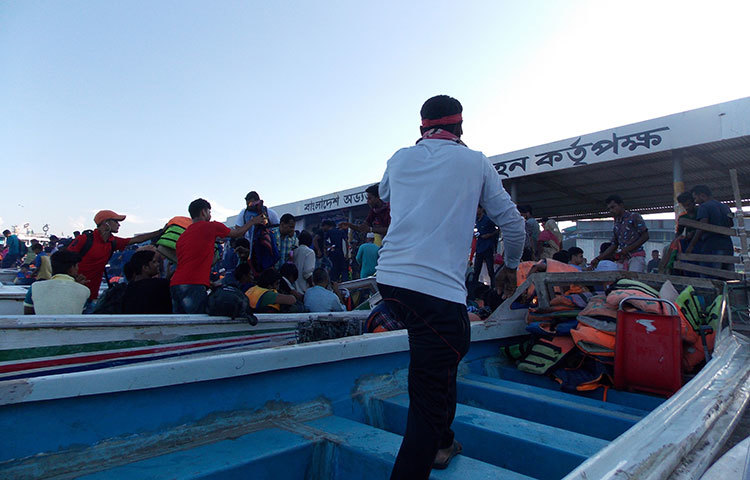 স্পিড যাত্রী ওঠার ব্যস্ততা। প্রত্যেকটি স্পিড বোটেই যাত্রীদের জীবন রক্ষাকারী লাইফ জ্যাকেট রয়েছে। ছবি : রবিউল ইসলাম পলাশ