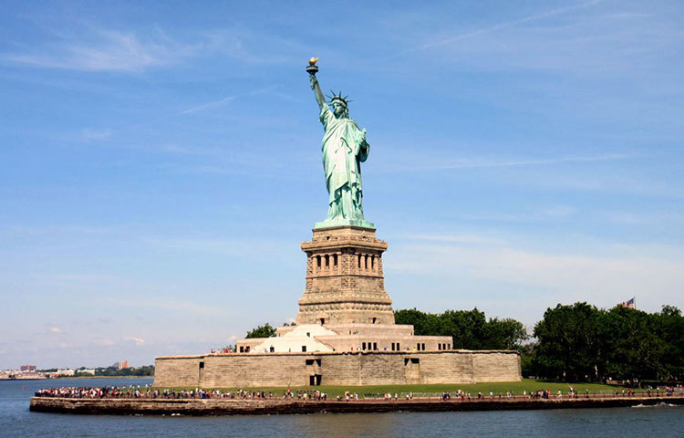 স্ট্যাচু অব লিবার্টি : নজরকাড়া এই স্ট্যাচুটি আমেরিকার নিউইয়র্কে অবস্থিত। আমেরিকা ভ্রমণকারী প্রায় সব সৌন্দর্যপিপাসুরা এটি দেখতে যান।