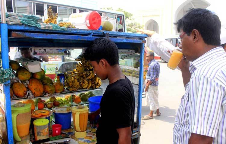 চলার পথে রাস্তাঘাটে হাঁপিয়ে ওঠা নগরবাসী গলা ভেজাতে পান করছেন বরফ মিশ্রিত বিভিন্ন শরবত। ছবি : বিপ্লব দিক্ষিৎ