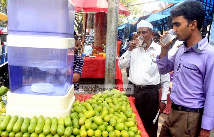 এসব শরবত সাময়িক স্বস্তি মিললেও ডায়রিয়াসহ পানিবাহিত রোগের মূল কারণ এ শরবত। ছবি : বিপ্লব দিক্ষিৎ