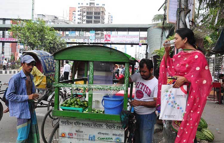 শরবত বিক্রিতে ব্যস্ত এই শরবত বিক্রেতা। ছবি : বিপ্লব দিক্ষিৎ