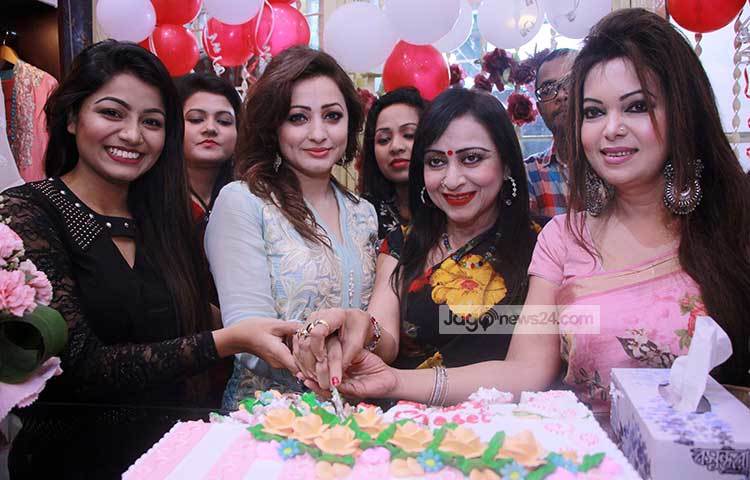 জনপ্রিয় মডেল-অভিনেত্রী সুজানা এবার একটি ফ্যাশন হাউজ খুলেছেন। তার এ ফ্যাশন হাউজ উদ্বোধন করতে শোবিজ অঙ্গনের তারকারা এসেছিলেন। তার এ ফ্যাশন হাউজের নাম &lsquo;সুজানাস ক্লোজেট&rsquo; । ছবি : মাহবুব আলম