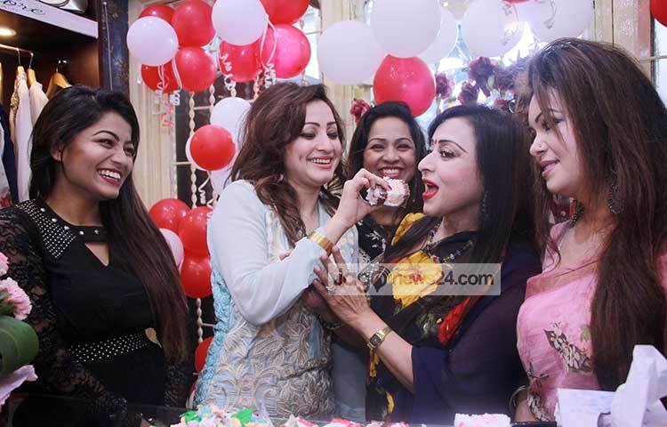 কেক কেটে সুজানার ফাশন হাউজের উদ্বোধন করা হয়। অঞ্জনাকে কেক খাইয়ে দিচ্ছেন সুজানা। ছবি : মাহবুব আলম