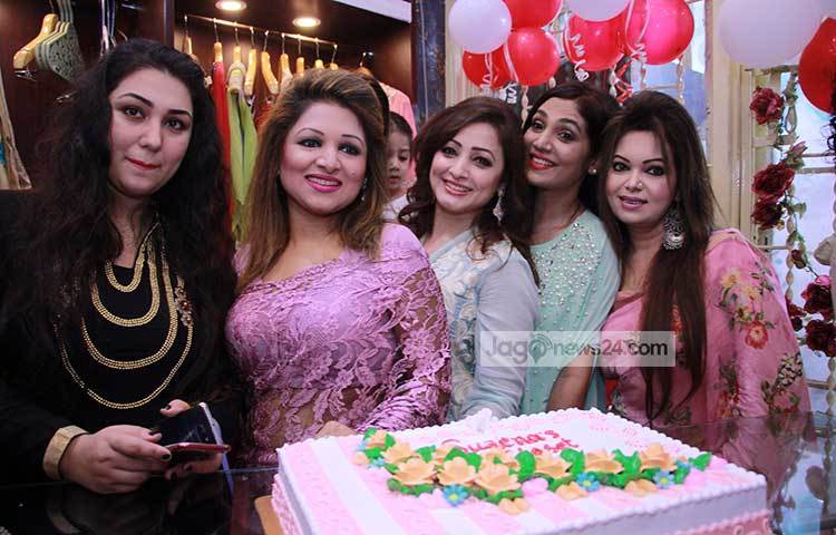 ফটোসেশনে অংশ নিয়েছেন সুজানা, অপু বিশ্বাস, শারমিন লাকি ও কণ্ঠশিল্পী দিঠি। ছবি : মাহবুব আলম