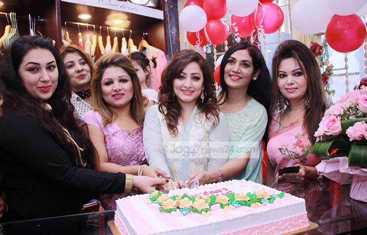 কেক কাটছেন সুজানা, অপু বিশ্বাস, শারমিন লাকি ও কণ্ঠশিল্পী দিঠি। ছবি : মাহবুব আলম