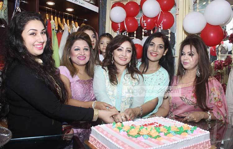 সুজানার ফ্যাশন হাউজ উদ্বোধন অনুষ্ঠানে উপস্থিত ছিলেন তার ঘনিষ্ঠ বন্ধু চিত্রনায়িকা অপু বিশ্বাস, উপস্থাপিকা শারমিন লাকি, চিত্রনায়িকা অঞ্জনা, কণ্ঠশিল্পী দিঠি প্রমুখ। ছবি : মাহবুব আলম