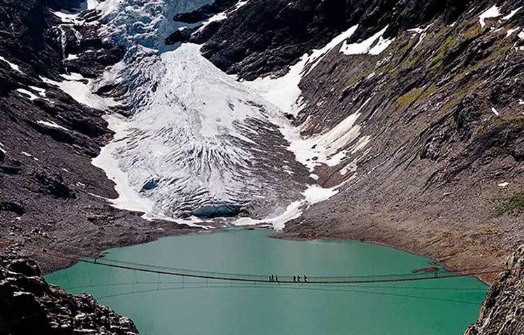 &lsquo;থ্রিফ্ট ব্রিজ&rsquo; নামের এই সেতু সুইজারল্যান্ডে অবস্থিত। সেতুটি ভয়ঙ্কর জেনেও পর্যটকরা ভ্রমণে এলে এটি পার ভুল করে না।