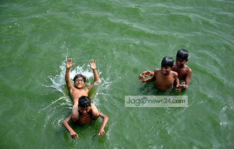 কয়েকদিন ধরে তীব্র তাপদাহে পুড়ছে দেশ। রাজধানী ঢাকাসহ দেশের বিভিন্ন জেলাতে তীব্র তাপদাহের খবর পাওয়া গেছে। গরম থেকে বাঁচতে রাজধানীর হাতিরঝিলে সাঁতার কাটছে এই শিশুরা। ছবি : মাহবুব আলম