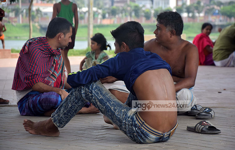 গরম থেকে বাঁচার লড়াই। তীব্র তাপ প্রবাহে জনজীবন হয়ে উঠছে ওষ্ঠাগত।