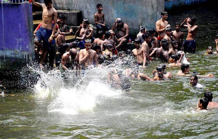 গরমে গোসল করা যেন উৎসবে পরিণত হয়েছে। প্রত্যেকেই দীর্ঘ সময় নিয়ে গোসল করছে। ছবি : বিপ্লব দিক্ষিৎ