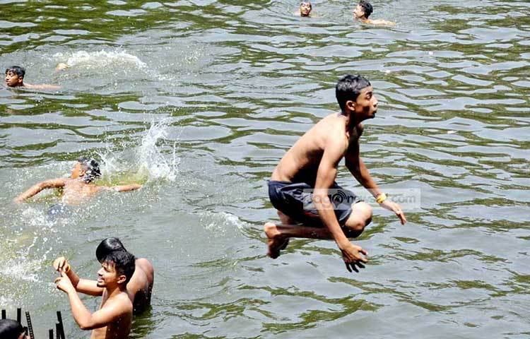 গরমে বিশেষ করে আনন্দ আর উচ্ছ্বাস নিয়ে পুকুরের পানিতে ঝাপ দিচ্ছে। ছবি : বিপ্লব দিক্ষিৎ