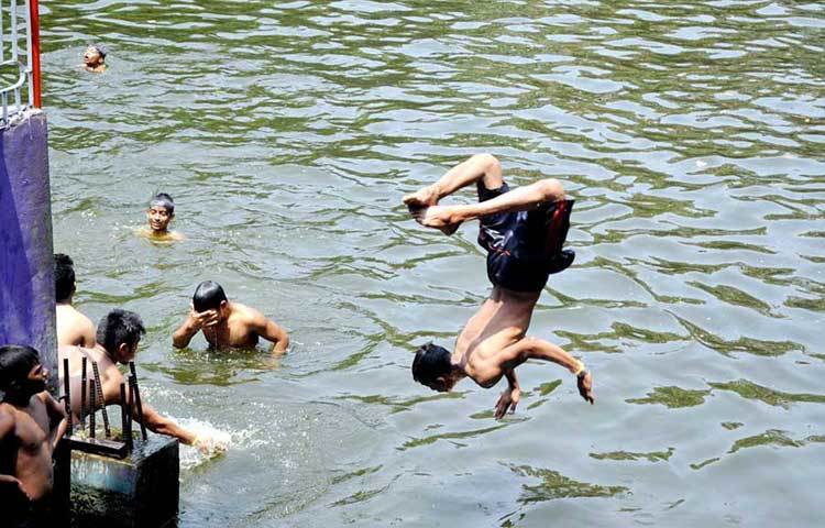গরম থেকে পরিত্রাণ পাওয়ার জন্য বিভিন্ন বয়সী মানুষ গোসল করছেন। ছবি : বিপ্লব দিক্ষিৎ