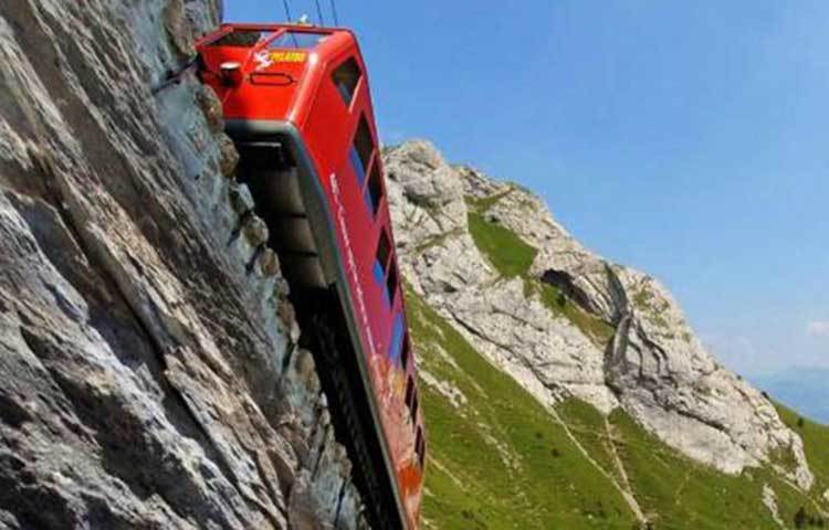 পিলাটাস রেলওয়ে, সুইজারল্যান্ড : বিশ্বের সবচেয়ে সরু কগহুইল রেলওয়ে রয়েছে সুইজারল্যান্ডে। পাহাড়ি দুর্গম এলাকায় এই রেলপথে যাত্রা করলে প্রাণ হাতে নিয়ে থাকতে হবে তাতে সন্দেহ নেই।