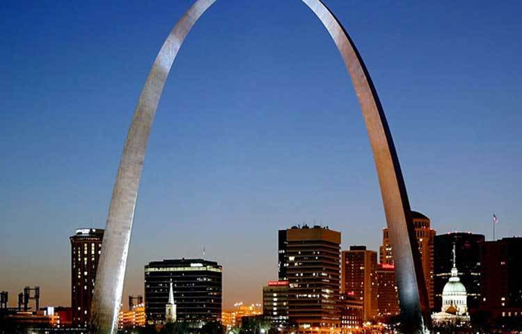 দ্য গেটওয়ে স্থাপত্য, সেন্ট লুইস, আমেরিকা : এই দেশটিতে ভ্রমণে এলে চোখ ধাঁধানো দ্য গেটওয়ে দেখতে কেউ ভুল করেন না।