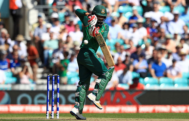 দুর্দান্ত সেঞ্চুরি করলেন তামিম। তামিম-মুশফিকের দুর্দান্ত খেলায় এগিয়ে যাচ্ছে বাংলাদেশ।