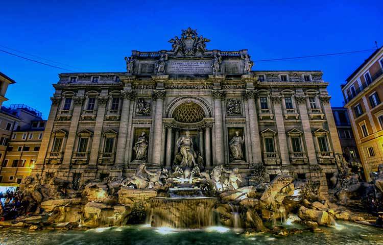 ট্রেভি ফাউন্টেন, রোম, ইতালি : এই ফোয়ারার চোখ ধাঁধানো নান্দনিকতা সৌন্দর্যপ্রেমীদের মুগ্ধ করবে।