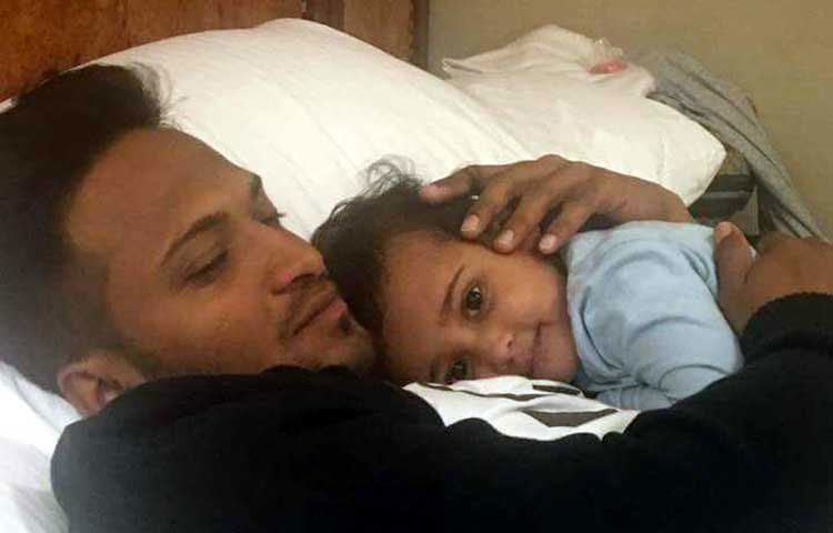 সাকিব আল হাসানের বুকে তার ছোট্ট মেয়ে আব্রি।