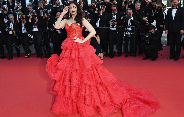 কান চলচ্চিত্র উৎসবের চতুর্থ দিনে ঐশ্বরিয়া রাঙাপরীর বেশে দর্শকদের সামনে হাজির হয়েছেন।