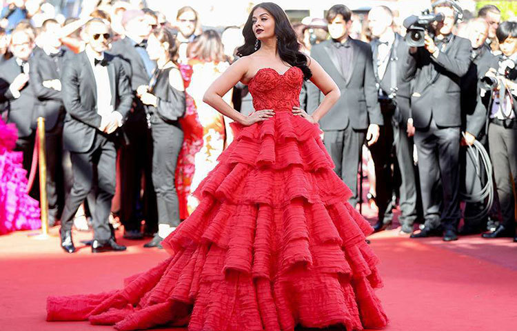 টকটকে লাল বলগাউনে রাজকন্যার বেশে কান উৎসবের চতুর্থ দিনে লাল গালিচায় হেঁটেছেন ঐশ্বরিয়া।