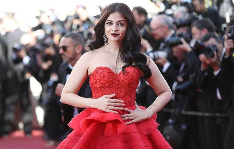 কানের লাল গালিচায় হস্যোজ্জ্বল ঐশ্বরিয়া। লাল গালিচায় হেঁটে যাওয়ার একটি মুহূর্তে ঐশ্বরিয়া রায়।