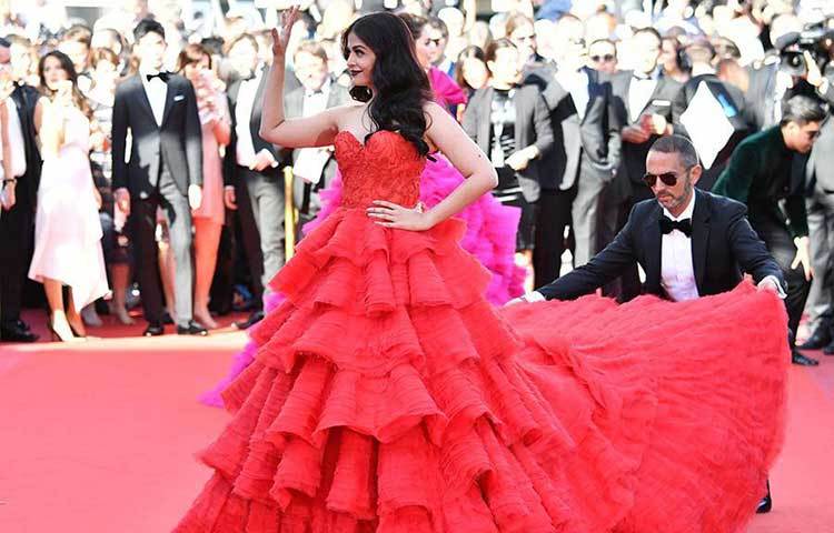 ভক্ত-দর্শকদের অভিবাদন জানাচ্ছেন বলিউড অভিনেত্রী ঐশ্বরিয়া।