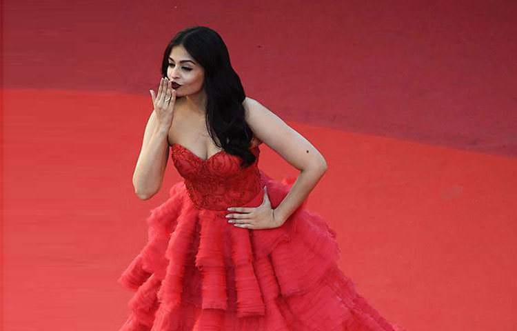 &nbsp;ভক্তদের উদ্দেশে উড়ন্ত চুমু ছুড়ে দিচ্ছেন সাবেক এই বিশ্বসুন্দরী।