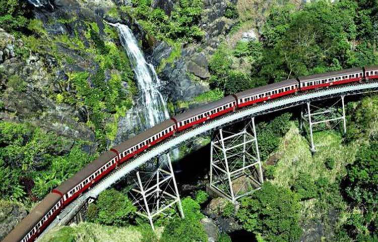 কুরান্দা রেলওয়ে, অস্ট্রেলিয়া : বিশ্বের সবচেয়ে দুর্গম রেলপথের মধ্যে অন্যতম অস্ট্রেলিয়ার এই কুরান্দা রেলওয়ে। নির্মাণকাজের সময়ে বহু মানুষের প্রাণ গিয়েছে।