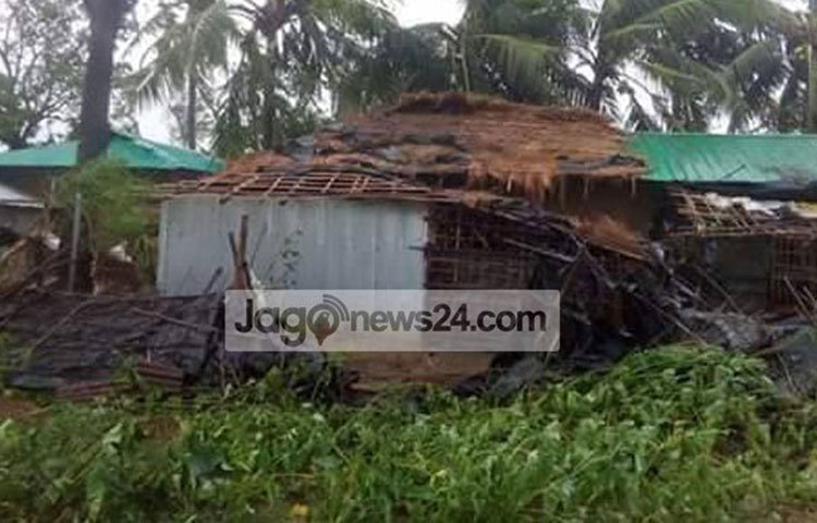 ঘূর্ণিঝড় মোরা&rsquo;র আঘাতে কক্সবাজার উপকূলের শতাধিক বাড়ি-ঘর বিধ্বস্ত হয়েছে। বেশ কিছু গাছপালা উপড়ে পড়েছে।