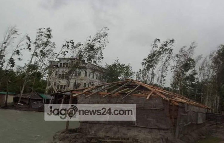 ঘর-বাড়ি বিধ্বস্ত হলেও কোনো হতাহতের খবর পাওয়া যায়নি। ঘূর্ণিঝড় মোরা&rsquo;র প্রভাবে উত্তাল রয়েছে সাগর।