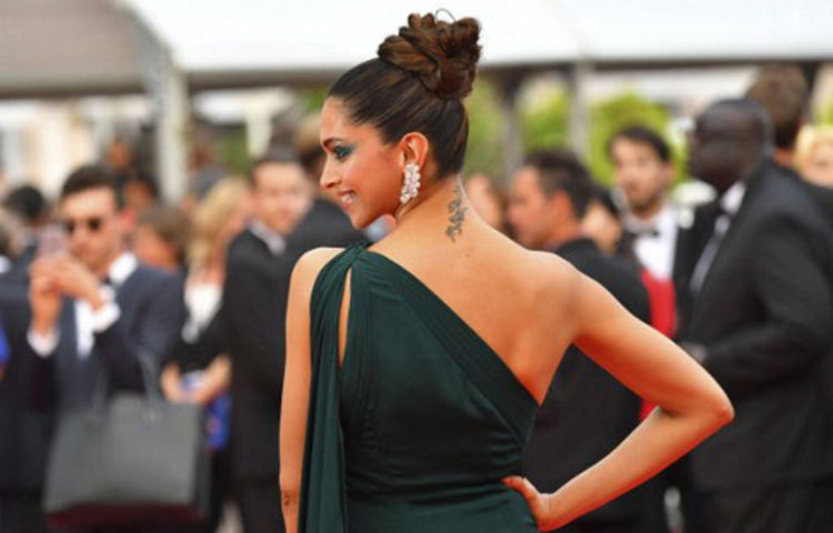 লাল গালিচায় দীপিকা হেঁটে তার রূপের মুগ্ধতা ছড়াচ্ছেন।