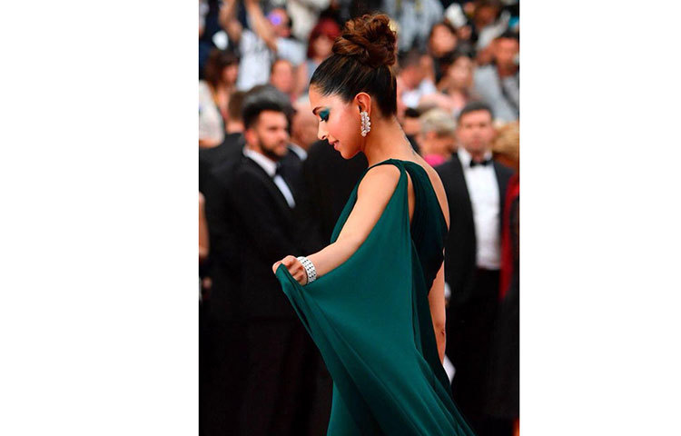 কান চলচ্চিত্র উৎসবের দ্বিতীয় দিনে দীপিকা এলেন বটল গ্রিন গাউন পরিধান করে।