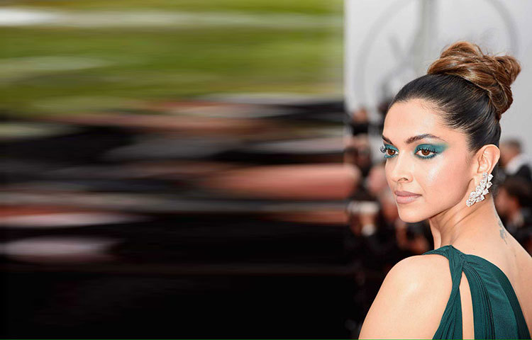 মায়াবী চোখে দীপিকা কানে আগতদের হৃদয়ে কেড়ে নেন।