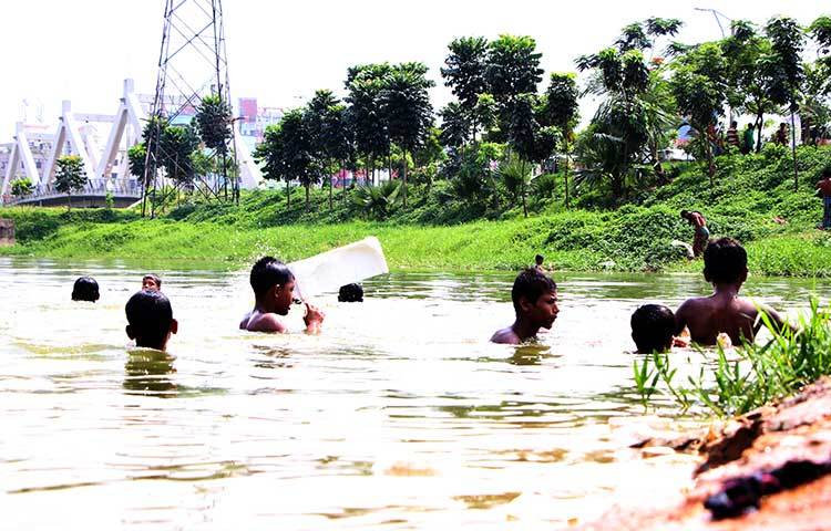 বিপুল উৎসাহ উদ্দীপনা নিয়ে মাছ ধরায় মগ্ন রয়েছে শিশুরা। ছবি : রবিউল ইসলাম পলাশ