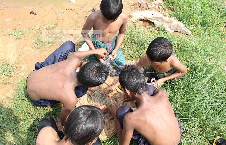 অসহ্য এই গরমে শিশু-কিশোররা গোসলের পাশাপাশি হাতিরঝিলে মাছ ধরার উৎসবে মেতেছে। ছবি : রবিউল ইসলাম পলাশ