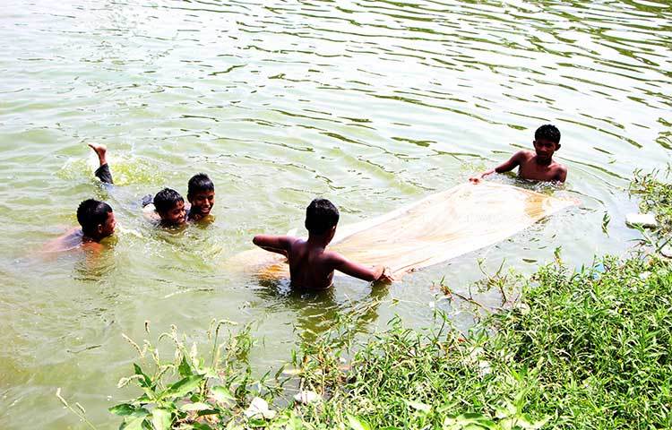 দিনভর চলছে রাজধানীর হাতিরঝিলে শিশুদের এই মাছ ধরার উৎসব। ছবি : রবিউল ইসলাম পলাশ