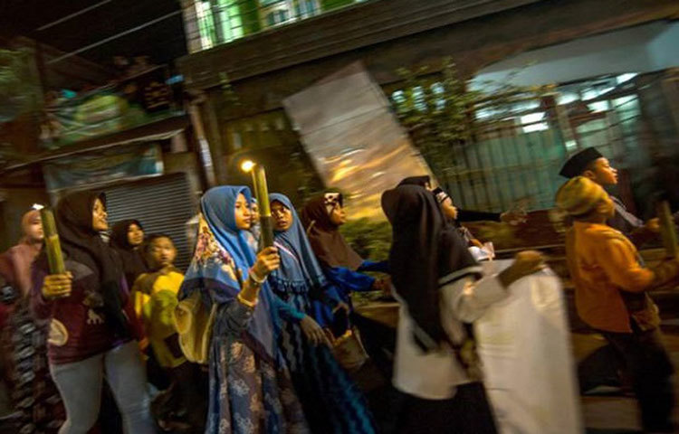 বিশ্বের তৃতীয় বৃহত্তম মুসলিম দেশ ইন্দোনেশিয়ার তরুণরা দেশটির অন্যতম শহর সুরাবায়াতে রমজান মাসকে স্বাগত জানাতে র&zwnj;্যালি বের করে।