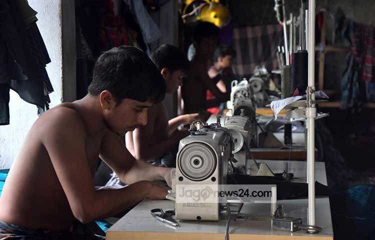 অন্যান্য শিশুরা যখন বাবা-মায়ের সঙ্গে ঈদের কেনাকাটায় ব্যস্ত ঠিক তখনই এই শিশু ঈদের পোশাক তৈরিতে বিভিন্ন পোশাক কারখানায় কাজ করছে। ঢাকার অদূরে কেরানীগঞ্জের পোশাক কারখানার ছবি তুলেছেন আলোকচিত্রী মাহবুব আলম।