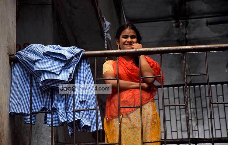 পোশাক কারখানায় কাজ করার ফাঁকে জাগো নিউজের আলোকচিত্রীর ক্যামেরাবন্দি হয়েছে এই শিশু শ্রমিক। ছবি : মাহবুব আলম