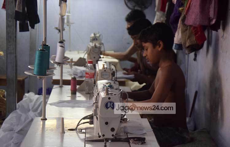 পোশাক তৈরির কাজে ব্যস্ত তিন শিশু শ্রমিক। ওদের কাছে ঈদের আনন্দ ধরা দেবে তো! ছবি : মাহবুব আলম