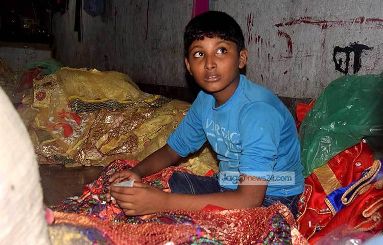 কাজের ফাঁকে জাগো নিউজের ক্যামেরাবন্দি হয়েছে এই শিশু শ্রমিক। ছবি : মাহবুব আলম
