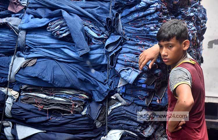 কাজ করতে করতে ক্লান্ত এই শিশু শ্রমিক। অন্যকে ঈদের পোশাক হাতে তুলে দিতে তার ব্যস্ততা।&nbsp; ছবি : মাহবুব আলম