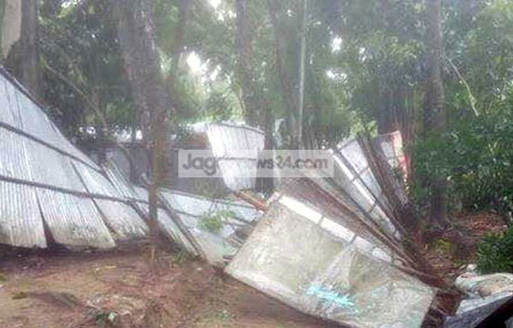 মোরা&rsquo;র আঘাতে লণ্ডভণ্ড হয়েছে মানুষের বসতভিটা। দেশের উপকূল দিয়ে বয়ে গেছে ঘূর্ণিঝড় মোরা।