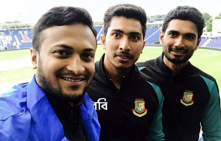 নিউজিল্যান্ডকে হারিয়ে বাংলাদেশকে এনে দিলো অবিস্মরণীয় এক জয় । ম্যাচ জয়ের পর সাকিবের সেলফি।