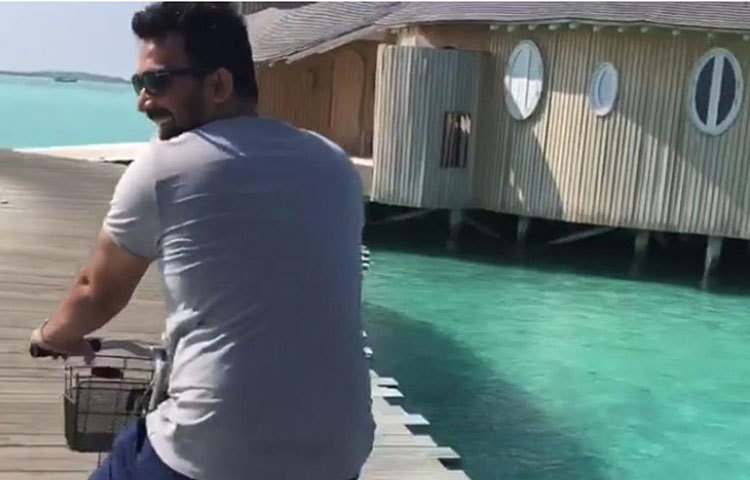 জাহিরও হনিমুনে রয়েছেন অন্য মেজাজে। লাক্সারি রিসর্টের বাইরে ‘সাইক্লিং’-এ ব্যস্ত প্রাক্তন ভারতীয় ক্রিকেটার।