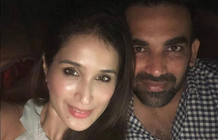 সেলফি তুলতেও ভোলেননি জাহির। নতুন বউের সঙ্গে বেশ সুন্দর ‘পোজ’ও দিয়েছেন জহির।