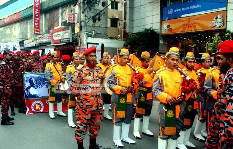 ফায়ার সার্ভিসের সদস্যরা সুসজ্জিতভাবে আনন্দ শোভাযাত্রায় অংশ নিয়ে সোহরাওয়ার্দী উদ্যানের দিকে যাচ্ছে। ছবি : বিপ্লব দিক্ষিৎ