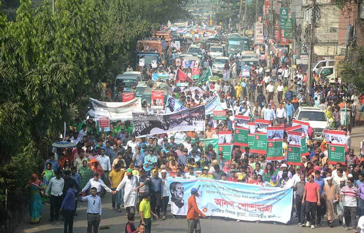 আনন্দ শোভাযাত্রায় অংশ নিয়েছে এনজিও বিষয়ক ব্যুরোর কর্মকর্তা-কর্মচারীরা। ছবি : বিপ্লব দিক্ষিৎ