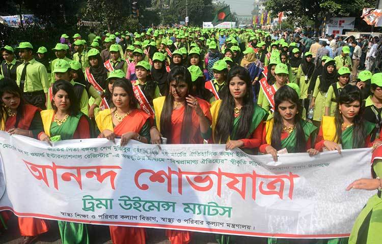 আনন্দ শোভাযাত্রায় মানুষের ঢল নেমেছে। ছবি : বিপ্লব দিক্ষিৎ