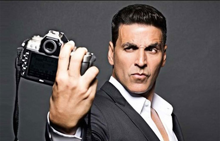 আয়ের দিক থেকে চার নম্বর স্থানে রয়েছেন অক্ষয় কুমার। তাই তিনি বেশে মুডেই আছেন।