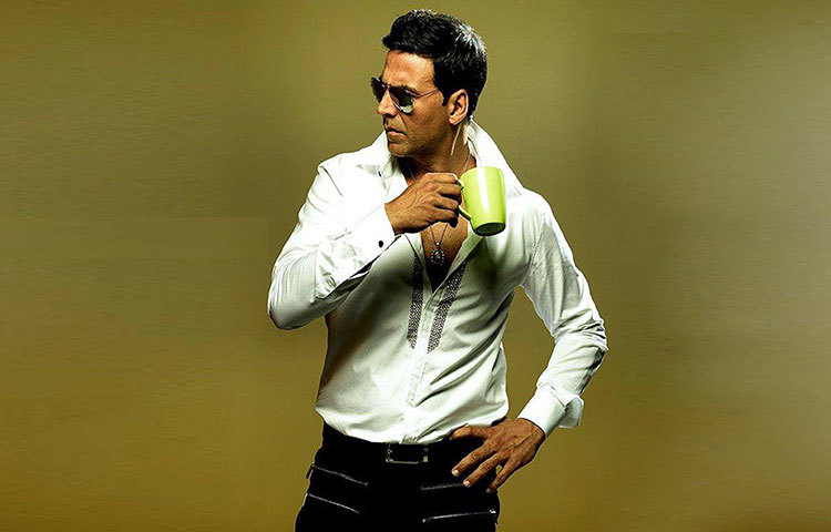 ফোর্বসের তালিকায় এরপর রয়েছেন অক্ষয় কুমার। বলিউডের ছবি এবং এনডোর্সমেন্ট থেকে অক্ষয়ের ২০১৭ সালের আয় প্রায় ২২৮ কোটি টাকা।